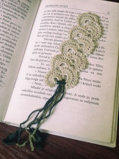 crochet-bookmark_white